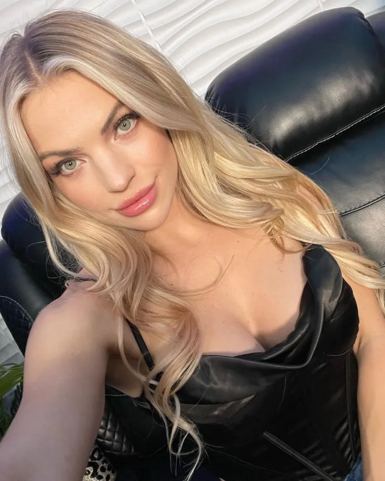 Poslodavac joj to nije oprostio: Dobila otkaz jer je netko uzeo njezine eksplicitne fotografije i objavio ih javno