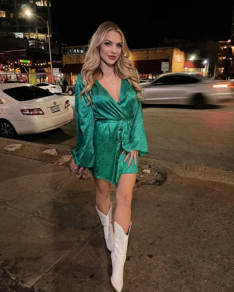 Poslodavac joj to nije oprostio: Dobila otkaz jer je netko uzeo njezine eksplicitne fotografije i objavio ih javno