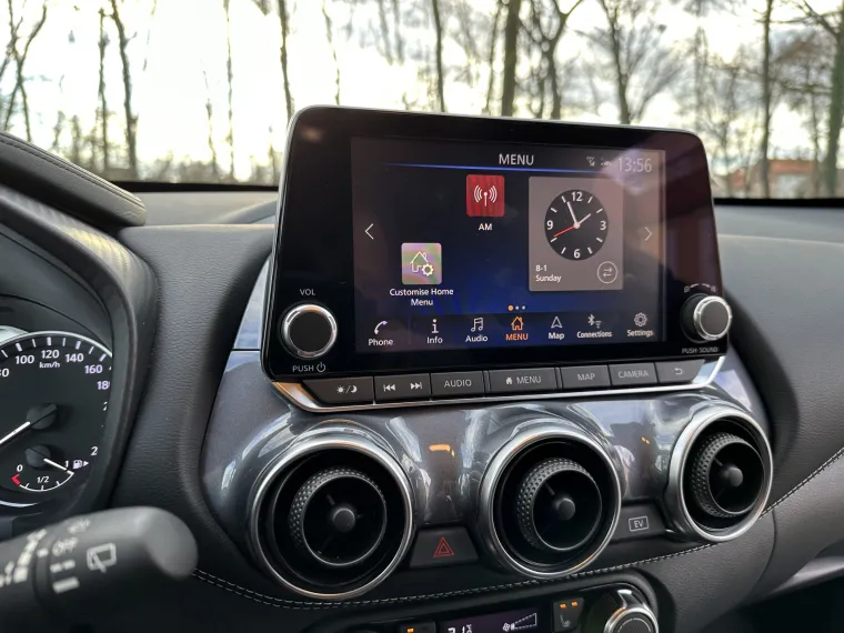 Glavni ekran je veličine 8 inča i nudi opciju personalizacije