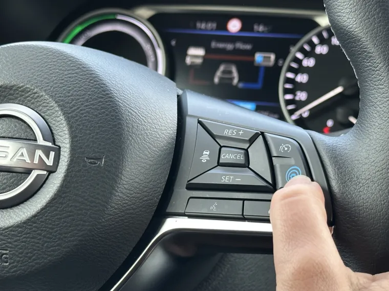 Juke ima i ProPILOT funkciju, a riječ o naprednom adaptivnom tempomatu koji vas drži u traci. Drugim riječima, on vozi sam, što je nije česta opcija u ovoj klasi automobila