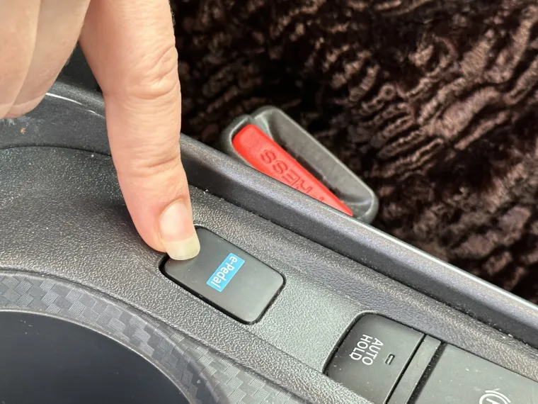 Funkcija e-Pedal omogućuje vam da vozite na jednoj pedali jer kako otpuštate papučicu gasa tako automobil koči i puni bateriju, no neće skroz stati, za to je potrebno ipak pritisnuti kočnicu