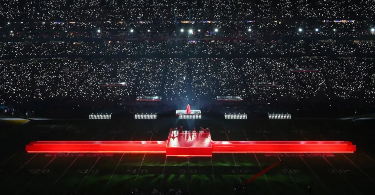 Rihanna nakon sedam godina ponovno na pozornici: Usijala mreže odjevnom kombinacijom i potaknula glasine