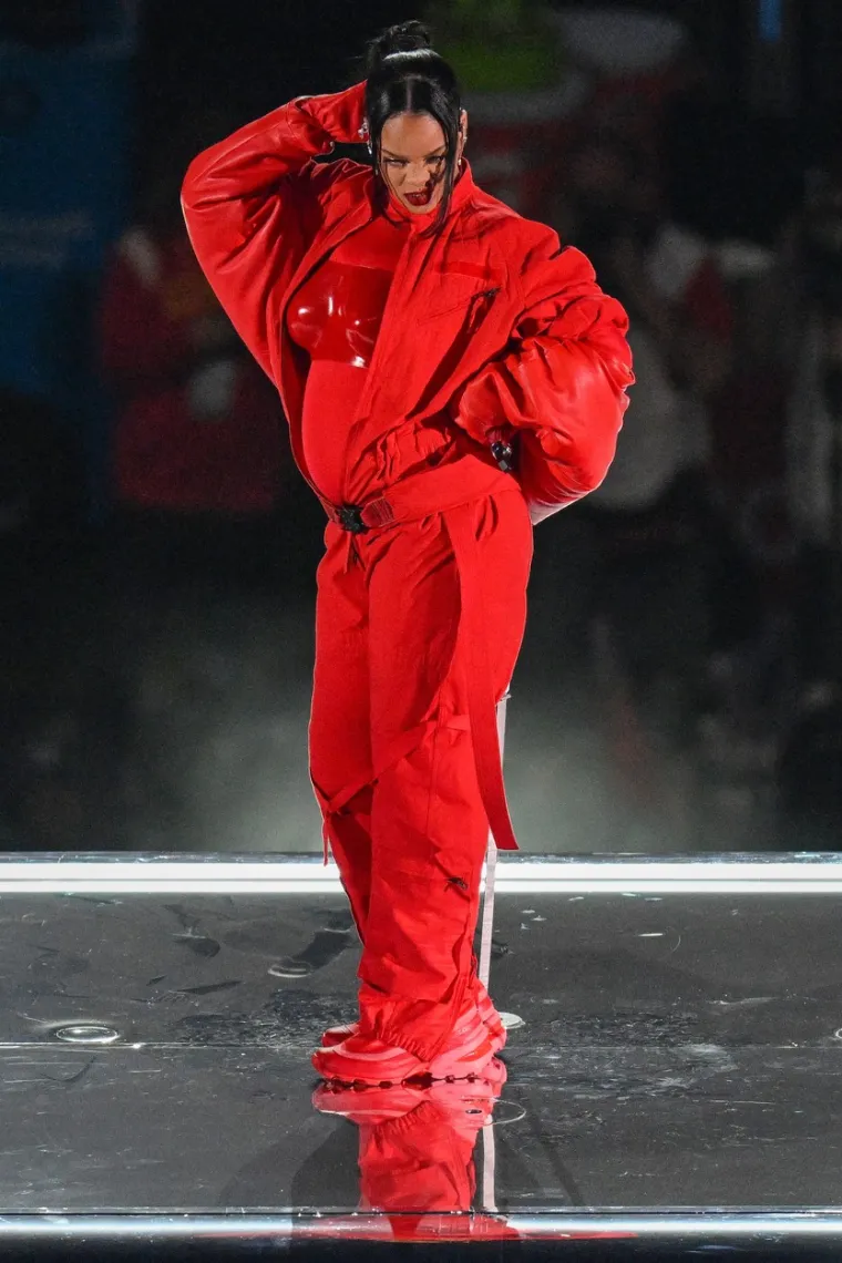Rihanna nakon sedam godina ponovno na pozornici: Usijala mreže odjevnom kombinacijom i potaknula glasine