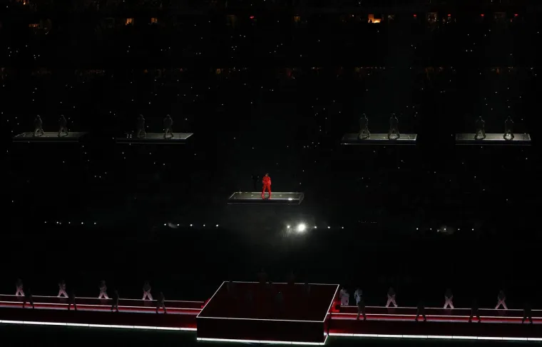 Rihanna nakon sedam godina ponovno na pozornici: Usijala mreže odjevnom kombinacijom i potaknula glasine