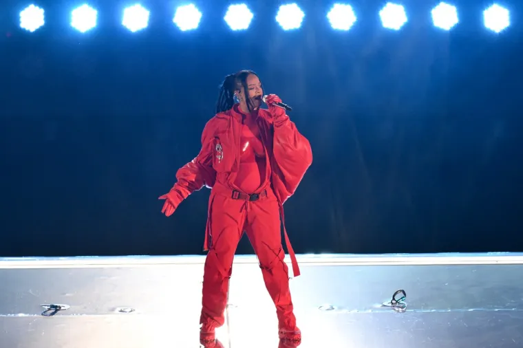 Rihanna nakon sedam godina ponovno na pozornici: Usijala mreže odjevnom kombinacijom i potaknula glasine