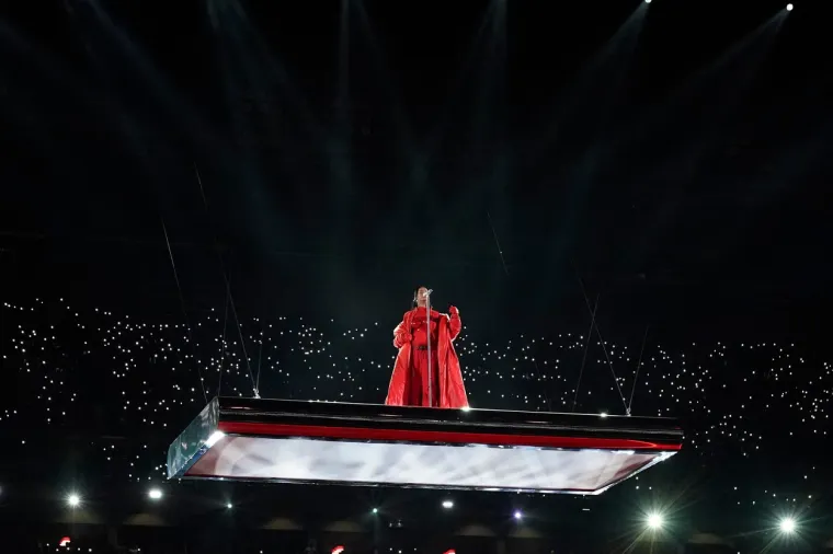 Rihanna nakon sedam godina ponovno na pozornici: Usijala mreže odjevnom kombinacijom i potaknula glasine