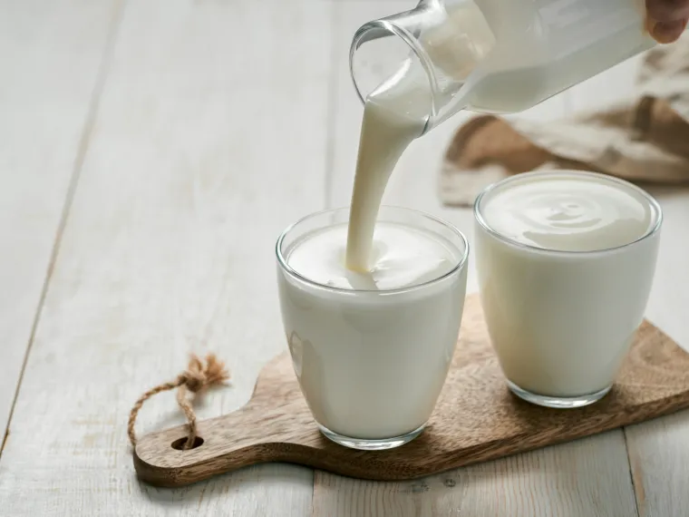 1. Nemasni jogurt: Hrana s malo masti može djelovati primamljivo onima koji žele zdravije živjeti, ali to ne znači da sve low fat namirnice i jesu zdravije – posebno jogurt. Porcija punomasnog jogurta ima 4,7 grama šećera, dok porcija grčkog jogurta ima od šest do 12 grama šećera. Ovaj dodatak šećera u proizvodima s malo masti služi kao pojačivač ukusa, a uz to mnogi aromatični jogurti s malo masti sadrže i zaslađivače – koji nisu najzdraviji.