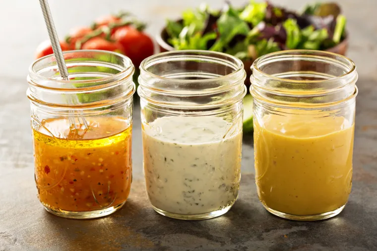 10. Nemasni dresing za salate: Slično kao i jogurt, i dresing za salatu ima manje masti i kalorija, ali dosta šećera. Dvije žličice vašeg omiljenog kupovnog preljeva za salatu imaju od sedam do 10 grama šećera. 