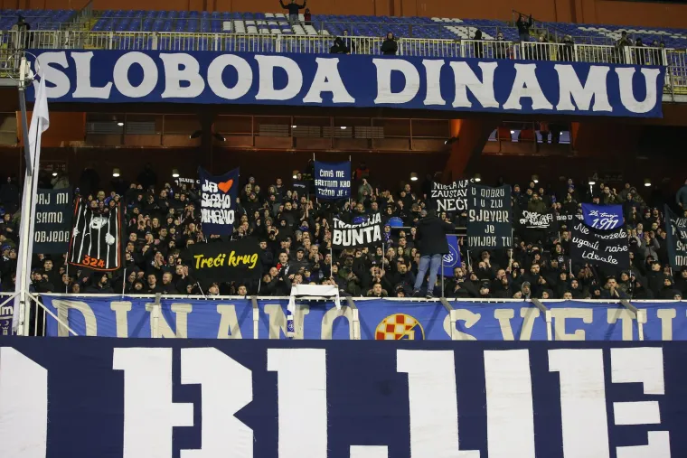 NAVIJAČKA GALERIJA Torcida navijala tijekom minute šutnje, a Armada se oprostila od Ćire