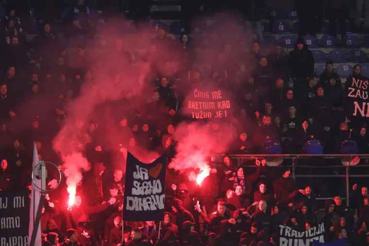 NAVIJAČKA GALERIJA Torcida navijala tijekom minute šutnje, a Armada se oprostila od Ćire