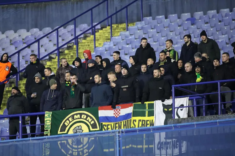 NAVIJAČKA GALERIJA Torcida navijala tijekom minute šutnje, a Armada se oprostila od Ćire