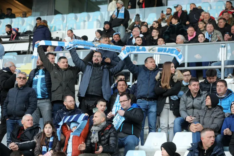 NAVIJAČKA GALERIJA Torcida navijala tijekom minute &scaron;utnje, a Armada se oprostila od Ćire