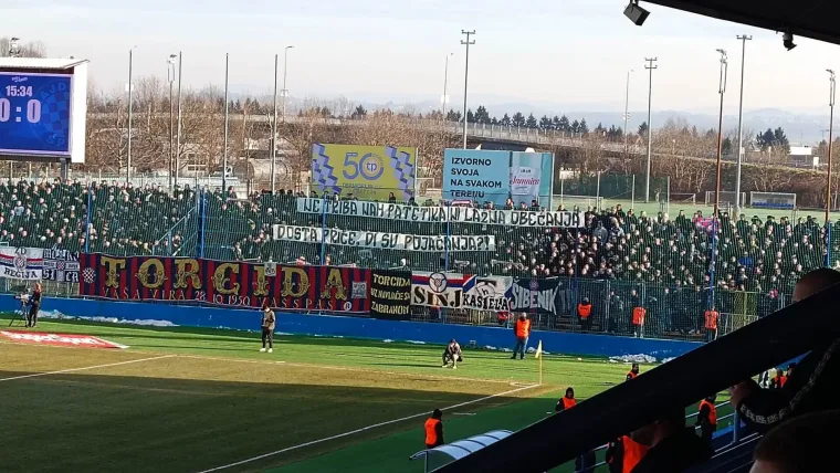 Prije utakmice na stadionu u Varaždinu se održala minuta &scaron;utnje zbog smrti 'trenera svih trenera' Miroslava Ćire Blaževića, no i za sve žrtve razornog potresa koji je pogodio Tursku i Siriju. Cijeli stadion je &scaron;utio, a onda je Torcida desetak sekundi prije kraja minute &scaron;utnje počela navijati. Prvo su krenuli bubnjevi pa onda i navijačke pjesme.