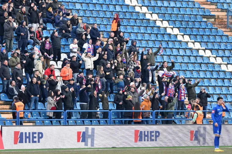 NAVIJAČKA GALERIJA Torcida navijala tijekom minute &scaron;utnje, a Armada se oprostila od Ćire