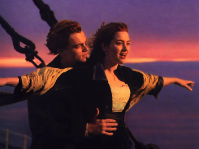 10. Jack i Rose u &quot;Titaniku&quot; - Iako je njihova veza brojne raznježila, kada bolje promislite, Jack i Rose su užasan par.  Od trenutka kada Jack spasi Rose od skoka s Titanika do trenutka kada se smrzne u Atlantskom oceanu, u filmu prođe tek nešto više od 48 sati. Ljubav je nešto za što treba vremena da se razvije, a dva dana jednostavno nisu dovoljna. Iako Jack i Rose imaju sjajnu kemiju, nemaju previše toga zajedničkog. Da su ostali zajedno, odnosno da Jack nije poginuo, pitanje je što bi se s njima dogodilo u New Yorku. 