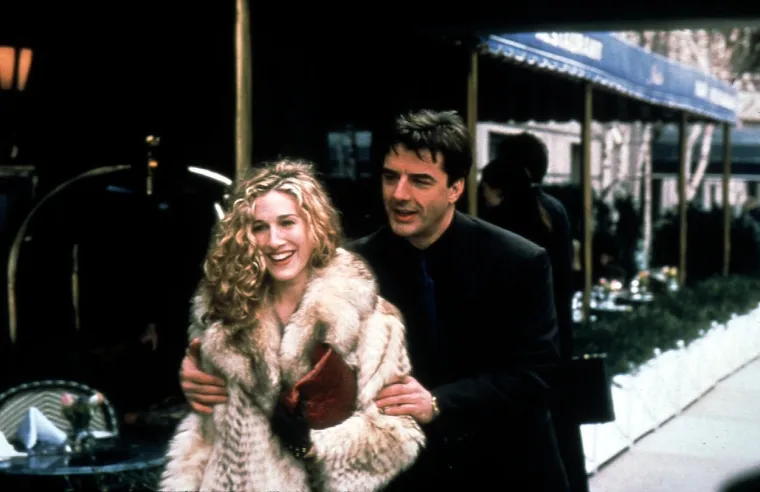 6. Mr. Big i Carrie u &quot;Seks i grad&quot; - Njihov je odnos imao više padova nego uspona. Carrie ima lošu naviku pretpostavljati da će njezini partneri shvatiti što ona želi, a da im to ne kaže. Kad su njih dvoje počeli izlaziti, Carrie je primijetila da ju je često vodio u skrivene restorane tako da nitko koga poznaju ne bi naletio na njih. Mr.Big ju je često napuštao, a zatim joj se vraćao. 