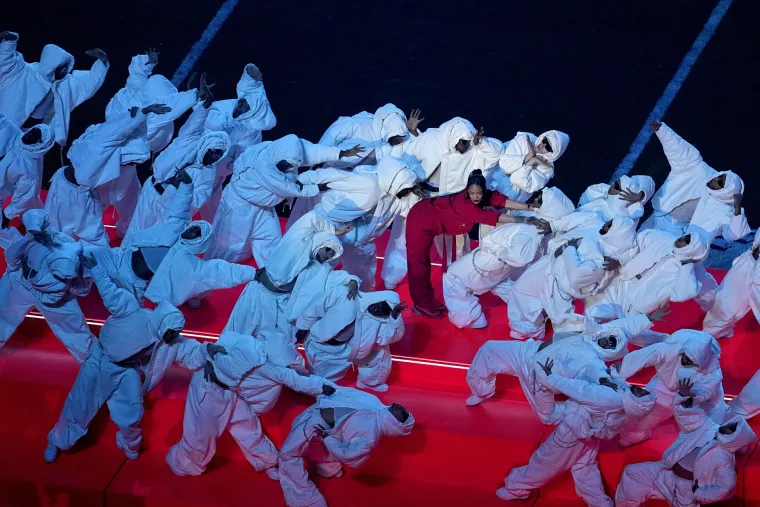 Trudna Rihanna u crvenom od glave do pete i uz desetke plesača dignula Super Bowl na noge!