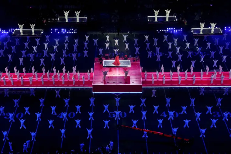 Trudna Rihanna u crvenom od glave do pete i uz desetke plesača dignula Super Bowl na noge!