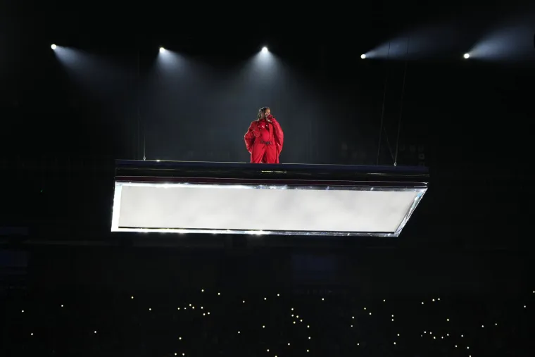 Trudna Rihanna u crvenom od glave do pete i uz desetke plesača dignula Super Bowl na noge!