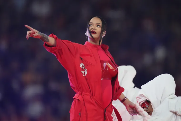 Trudna Rihanna u crvenom od glave do pete i uz desetke plesača dignula Super Bowl na noge!