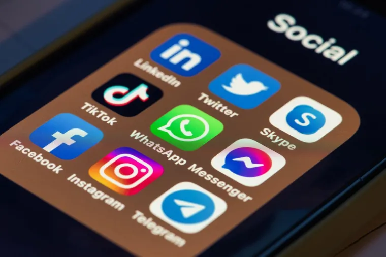 Tehnologija je u 21. stoljeću doživjela pravi pomak. Pojavile su se društvene mreže, prvo Facebook 2005. godine, a TikTok je nedavno dobio na velikoj popularnosti. Emoji su postali nešto bez čega se više nijedna poruka ne može zamisliti, a ljudi sada mogu kreirati vlastite avatare.