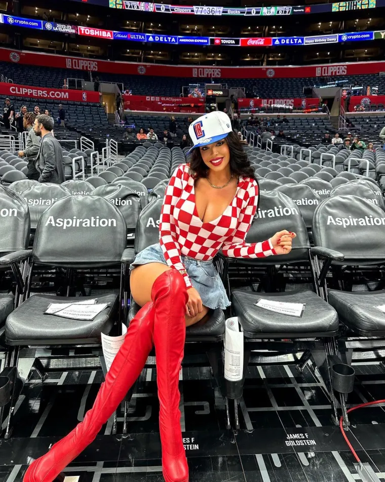 No, ono &scaron;to Ivaninim pratiteljima ipak već dulje vrijeme upada u oči su njezine "foto&scaron;opirane" fotografije. "Koliko foto&scaron;opa, pa vidite li vi tu razliku?", "SP je zavr&scaron;io, dosta s tim", "Pretjerala si s foto&scaron;opom", "Neprirodno izgleda", pisali su Ivani mnogi u komentare ispod novih fotografija koje je objavila s jedne NBA utakmice. U galeriji sami procijenite koristi li Knoll foto&scaron;op ili ne...