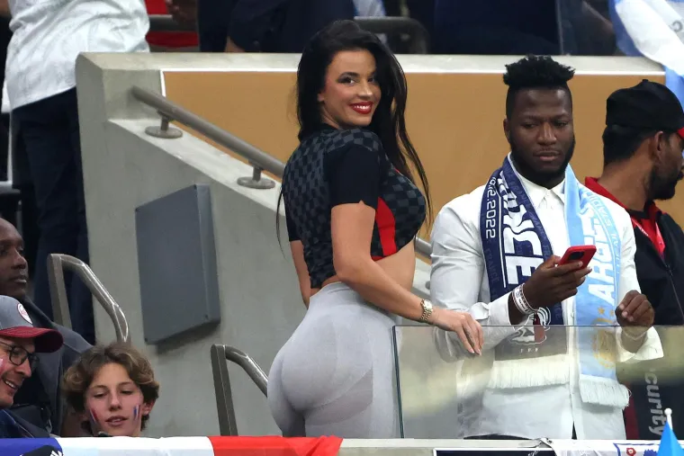 Ivana Knoll ponovno na meti kritičara zbog seksi fotki: 'Koliko foto&scaron;opa, pa vidite li vi tu razliku?'