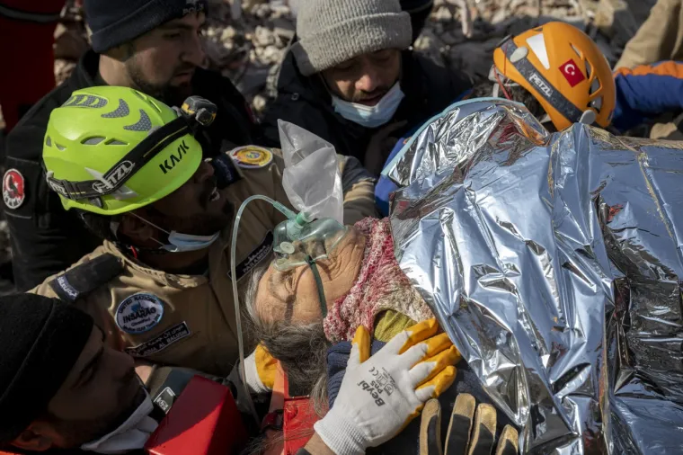 Pogledajte kako sin slavi &scaron;to mu je majka pronađena živa 176 sati nakon potresa