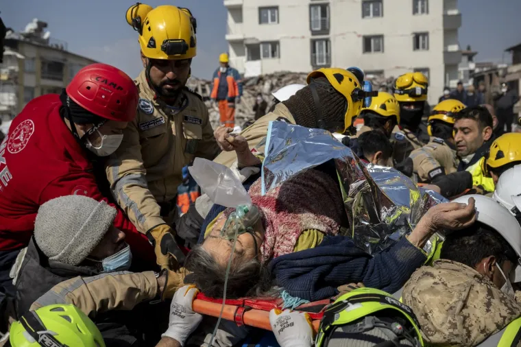 Pogledajte kako sin slavi &scaron;to mu je majka pronađena živa 176 sati nakon potresa