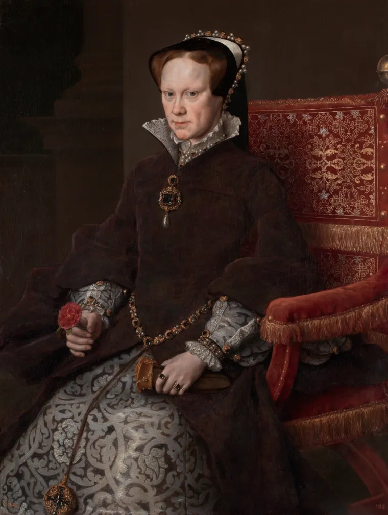 Kraljica Marija I; Rođena: 1516.; Umrla: 1558.: Marija je bila jedino dijete Henrika VIII i Katarine Aragonske koje je preživjelo djetinjstvo. Okrunjena nakon smrti Edwarda VI. i uklanjanja devetodnevn kraljice, lady Jane Grey, Mary je uglavnom zapamćena po privremenom i nasilnom vraćanju Engleske katolicizmu. Mnogi istaknuti protestanti pogubljeni su zbog svojih uvjerenja koja su dovela do nadimka &quot;Bloody Mary&quot;. U strahu od vješala daljnjih 800 protestanata napustilo je zemlju i nisu se mogli vratiti do njezine smrti