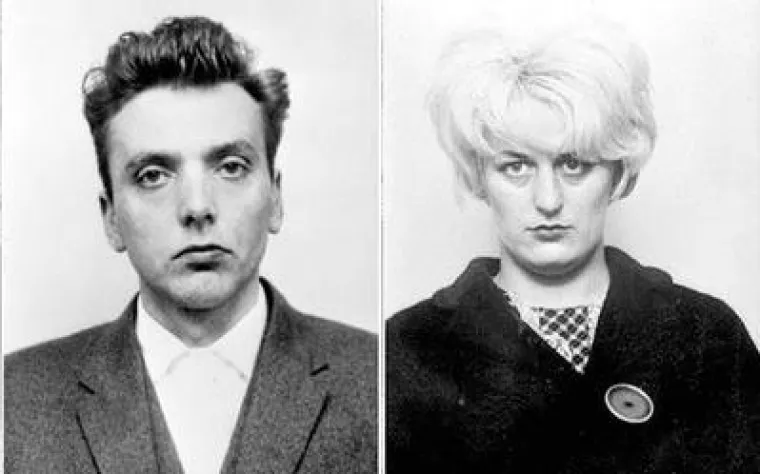   Myra Hindley: Rođena: 1942.; Umrla: 2002:  Myra Hindley i Ian Brady odgovorni su za &quot;ubojstva Maur&quot; na području Manchestera u Britaniji od 1963. do 1965. Zajedno su ova dva čudovišta bila odgovorna za otmicu, seksualno zlostavljanje, mučenje i ubojstvo troje djece mlađe od 12 godina te dvoje tinejdžera, u dobi od 16 i 17 godina. Ključ pronađen kod Myre doveo je do inkriminirajućih dokaza pohranjenih u depou za prtljagu na Glavnom kolodvoru u Manchesteru. Dokazi su uključivali snimku jedne od žrtava kako vrišti dok su je Hindley i Brady silovali i mučili. U posljednjim danima prije zatvaranja razvila je bahati i arogantan stav koji je postao njezin zaštitni znak. Policijska tajnica Sandra Wilkinson nikad nije zaboravila prizor Hindley i njezine majke Nellie, naslonjene na zgradu suda kako jedu slatkiše. Dok je majka bila očito i razumljivo uznemirena, Hindley je djelovala ravnodušno, ne mareći za njezinu situaciju.