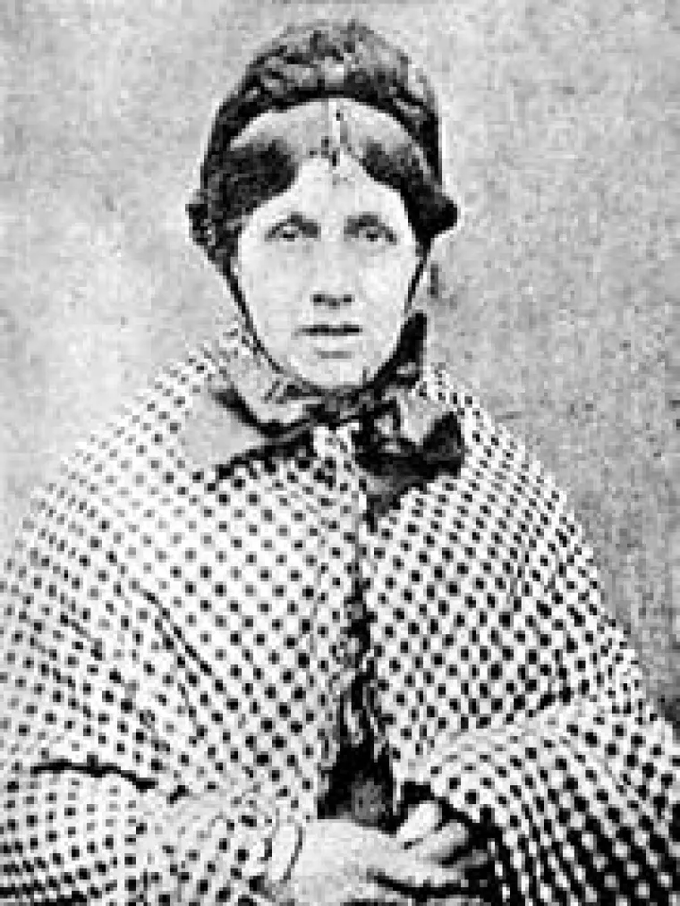 Mary Ann Cotton;  Rođena: 1832.; Umrla: 1873.: Engleskinja Mary Ann Cotton još je jedna serijska ubojica iz koristoljublja, starija od Belle Gunnes 30 godina. Udavši se s 20 godina za Williama Mowbraya, mladenci su se nastanili u Plymouthu kako bi osnovali svoju obitelj. Par je imao petero djece, od kojih je četvero umrlo od ‘želučane groznice i bolova u želucu.’ Vraćajući se na sjeveroistok, činilo se da ih prati tragedija; rođeno još troje djece, umrlo još troje djece. William je ubrzo slijedio svoje potomke, umirući od &quot;crijevnog poremećaja&quot; u siječnju 1865. Osiguravajuće društvo British Prudential odmah je isplatio dividendu od 35 funti, i obrazac je uspostavljen. Njezin drugi muž, George Ward, umro je od crijevnih problema, kao i jedno od njezino dvoje preostale djece. Moć tiska, sila s kojom se uvijek mora računati, sustigla je Mary Ann. Lokalne novine otkrile su da je Mary Ann, dok se selila po sjevernoj Engleskoj, izgubila tri muža, ljubavnika, prijateljicu, a i njezina majka te desetak djece, svi su umrli od želučane groznice. Obješena je u zatvoru okruga Durham, 24. ožujka 1873., zbog ubojstva trovanjem arsenom. Umrla je polako, jer je krvnik koristio prekratko uže.