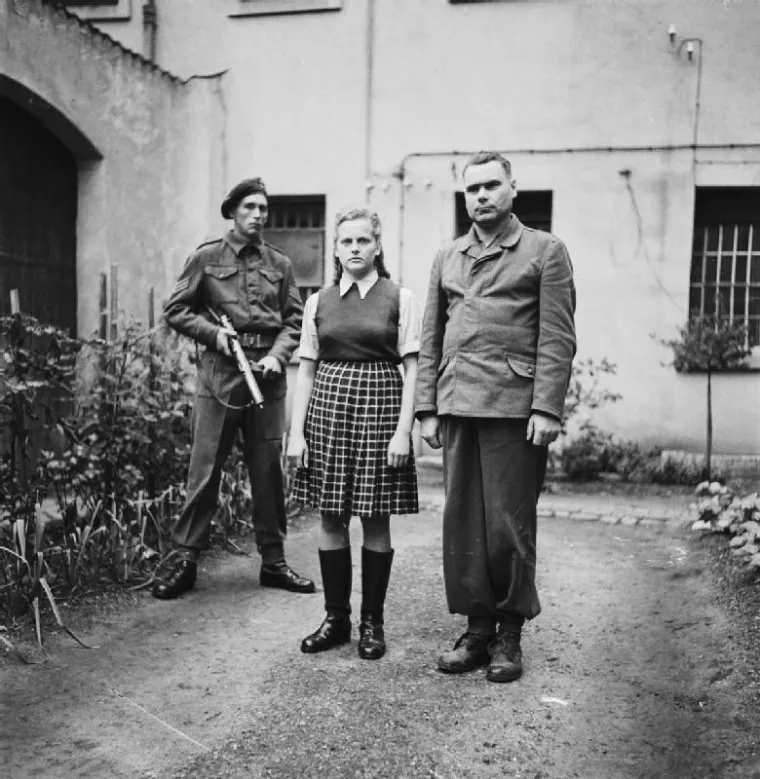 Irma Grese:  Rođena: 1923.; Umrla: 1945:  Još jedan proizvod nacističkog konačnog rješenja, Irma Grese ili &quot;kučka iz Belsena&quot; bila je čuvarica u koncentracijskim logorima Ravensbrück, Auschwitz i Bergen-Belsen. Prebačena u Auschwitz 1943. (vjerojatno jer je pokazala poseban entuzijazam i predanost poslu), do kraja godine je unaprijeđena u višu nadzornicu, drugu ženu po rangu u logoru. Zadužena za više od 30.000 židovskih zatvorenica, uživala je u svom poslu. Njezin je rad uključivao; divljanja nad zatvorenicima od strane njezinih dresiranih i poluizgladnjelih pasa, seksualnih ekscesa, samovoljnog strijeljanja, sadističkih premlaćivanja pletenim bičem i odabira zatvorenika za plinsku komoru. Uživala je u fizičkom i emocionalnom mučenju i obično je nosila teške čizme i pištolj.