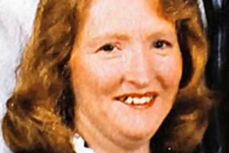 Katherine Knight; Rođena 1955.:   Prva Australka koja je osuđena na prirodnu doživotnu kaznu bez mogućeg pomilovanja, Katherine Knight imala je povijest nasilja u vezama. Jednom od svojih bivših muževa zgnječila je zubnu protezu i pred njegovim očima prerezala grkljan osmotjednom psiću. Vruća veza s Johnom Charlesom Thomasom Priceom postala je poznata javnosti s nalogom za uhićenje zbog nasilja koji je Price podnio protiv Knight i završila je tako što je Knight nasmrt izbola Pricea mesarskim nožem. Uboden je najmanje 37 puta, i sprijeda i straga, pri čemu su mnoge rane prodirale u vitalne organe. Zatim mu je oderala kožu i objesila njegovo “odijelo” na okvir vrata u dnevnoj sobi, odrezala mu glavu i stavila je u lonac za juhu, ispekla mu zadnjicu i pripremila umak i povrće za uz “pečenje.” Obrok je namjenila djeci, zajedno uz osvetničku poruku  koju je srećom otkrila policija prije nego što su stigla kući.
