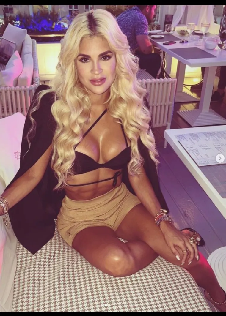 Uhvatila je poznatog nogometa&scaron;a u krevetu s dvije prostitutke, pa onda od njega dobila gadne batine? 'Bila je pijana i ljuta...'