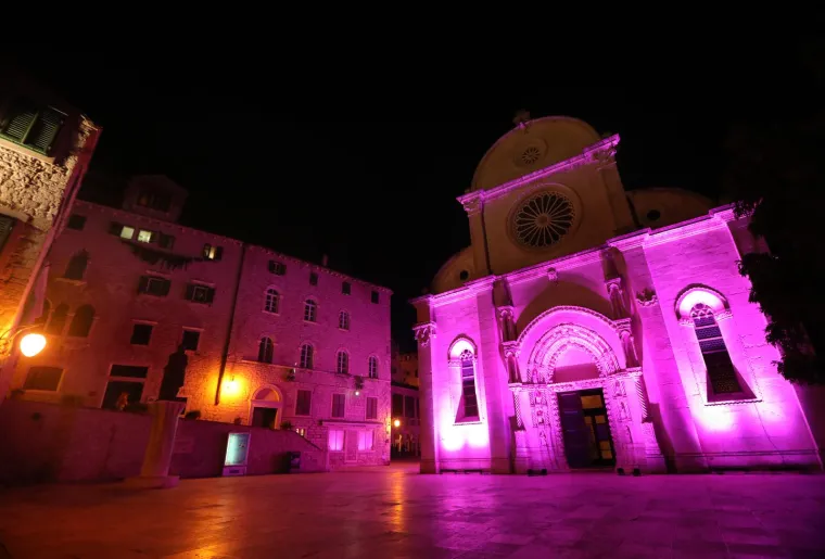 Gradovi diljem Hrvatske osvijetljeni ljubičastom bojom. Evo koja poruka stoji iza toga