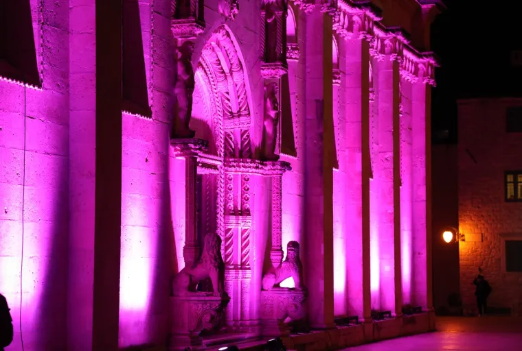 Gradovi diljem Hrvatske osvijetljeni ljubičastom bojom. Evo koja poruka stoji iza toga