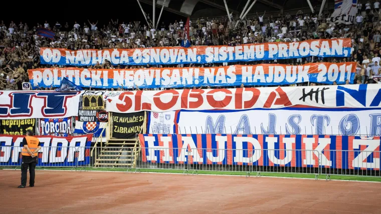 Torcida porukom tvrdi da je Na&scaron; Hajduk politički neovisan i da je osnovan od navijača, a sistemu prkostan. 