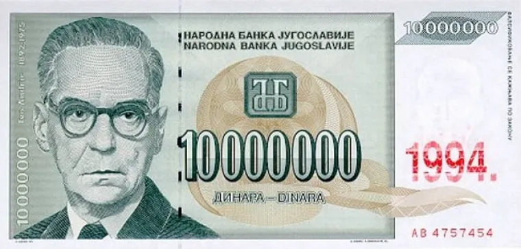 Miloševićeva Jugoslavija:  Jugoslavenski dinar pretrpio je inflaciju od pet tisuća trilijuna posto (pet s 15 nula) između listopada 1993. i siječnja 1995. Godinama prije inflacije, Miloševićeva Jugoslavija u nedostatku novca tiskala je više novca kako bi održala svoj proračun i financirala agresiju na Hrvatsku i BiH. Vlada je također posuđivala novac od svojih građana. Iako bi se ta pozajmica prije mogla nazati otimačinom jer vlast nije molila građane za njihov novac, niti prodavala obveznice nego je otežala podizanje sredstava iz državnih banaka.  Kako se inflacija pogoršavala, vlada je odgovorila fiksiranjem cijena i pokretanjem poduzeća koja su prodavala ispod fiksnih cijena. Poduzeća u državnom vlasništvu su propala, a privatna poduzeća nisu mogla prodavati po fiksnim cijenama. Jedan od brojnih primjera koliko je skupi rat, u kombinaciji sa sankcijama paralizirao Srbiju, je prijevoz. Građani nisu mogli priuštiti gorivo za svoje automobile i odlučili su se za javne autobuse. Ni Uprava gradskog prijevoza (GSP) nije mogla opskrbiti svoje autobuse gorivom. Ograničeni broj autobusa u prometu bio je toliko krcat da sakupljači karata nisu mogli naplatiti karte, zbog čega je agencija bez novca izgubila više novca.  U listopadu 1993. Vlada je uvela novi dinar, koji je bio jednak milijunu starih dinara. No i on je brzo je postao pao kao žrtva inflacije. Vlada je odgovorila uvođenjem novog novog dinara koji je bio jednak milijardu starih dinara. I on je krenuo putem novog dinara, što je dovelo do uvođenja superdinara u siječnju 1994. Jedan superdinar bio je jednak deset milijuna novih novih dinara. U međuvremenu su poduzeća, a kasnije i vlada, prešli na korištenje njemačke njemačke marke