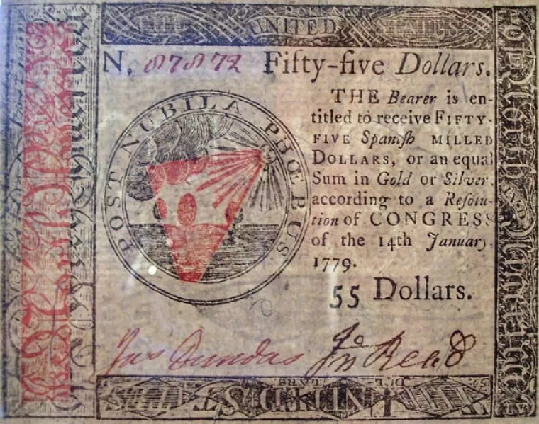 Država koja još ne postoji recept za katastrofu: 13 kolonija koje će kasnije formirati Sjedinjene  Države uvele su Continetal za financiranje Revolucionarnog rata protiv Britanije. Novac nije bio pokriven baš ničim drugim osim obećanjem plaćanja. To je izazvalo inflaciju, budući da mnogi građani nisu bili uvjereni u sposobnost države da otplati. Inflacija je bila toliko strašna da su američki građani radije prodavali zalihe Britancima, koji su plaćali u zlatu i srebru, nego Kongresu, koji je plaćao novcem koji su smatrali bezvrijednim.  Učinke inflacije pogoršala je britanska vlada, koja je počela tiskati krivotvorene Continentale i slati ih u kolonije. Kontinentalci izdani u kolonijama bili su izuzetno niske kvalitete. Potpisi i serijski brojevi bili su rukom pisani, a valuta je imala male ili nikakve mjere protiv krivotvorenja. Britanske krivotvorine bile su bolje  od  onih koje su izdale buduće SAD  pa u većini slučajeva ljudi su prepoznali lažnjak jer je bio iznimno bolji od originala. Britanci su ponekad davali krivotvorine zarobljenim ili dezertiranim američkim vojnicima prije nego što su ih poslali natrag u područja pod kontrolom kolonija. Britanci su također objavili oglase u novinama, tražeći ljude zainteresirane za nošenje krivotvorenih novčanica u kolonije. U međuvremenu, Kongres je nastavio tiskati više novca za financiranje rata. Inflacija je bila toliko jaka da je mnoge ostavila u dugovima dugo nakon što je rat završio. Dugovi, korupcija i veliki porezi su kasnije doveli do oružane pobune  u Massachussetsu koja je potaknula  i stvaranje američkog ustava.