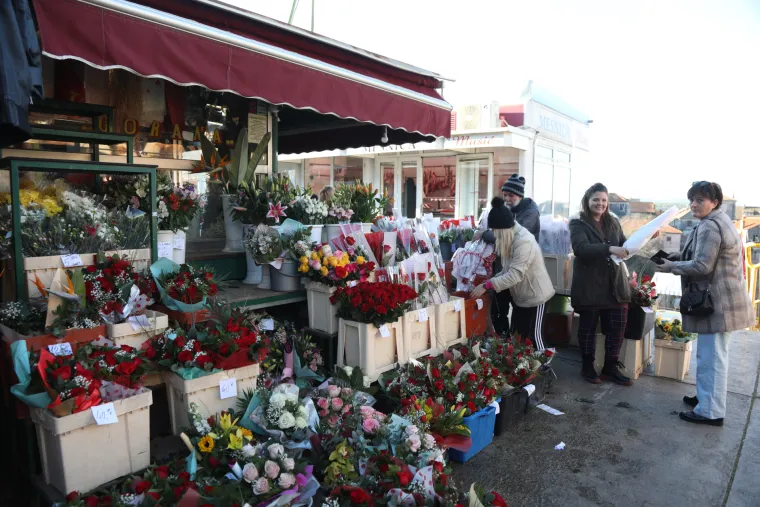 Dan je zaljubljenih, a &Scaron;ibenčani nisu zaboravili na svoje dame. Od ranog jutra kupuju cvijeće
