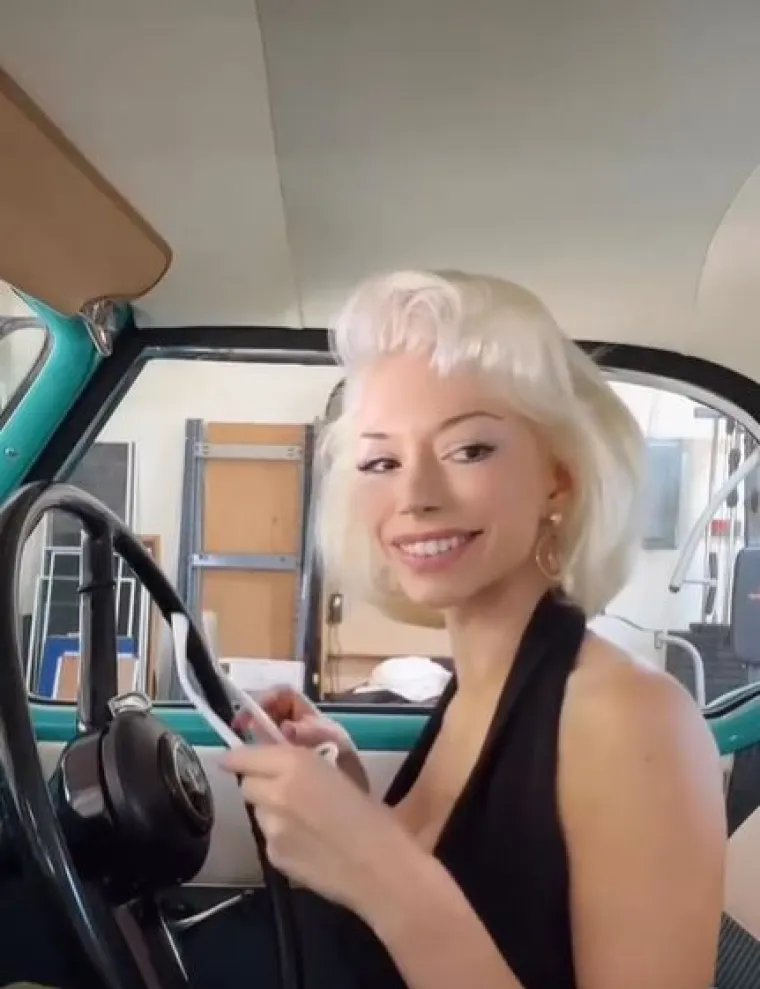 Osim što ima velik broj pratitelja na društvenim mrežama, Bianca zarađuje i kao model na OnlyFansu. Također se opisuje kao &apos;jedna od najpopularnijih svjetskih modernih pinup i vintage modnih ikona&apos;.