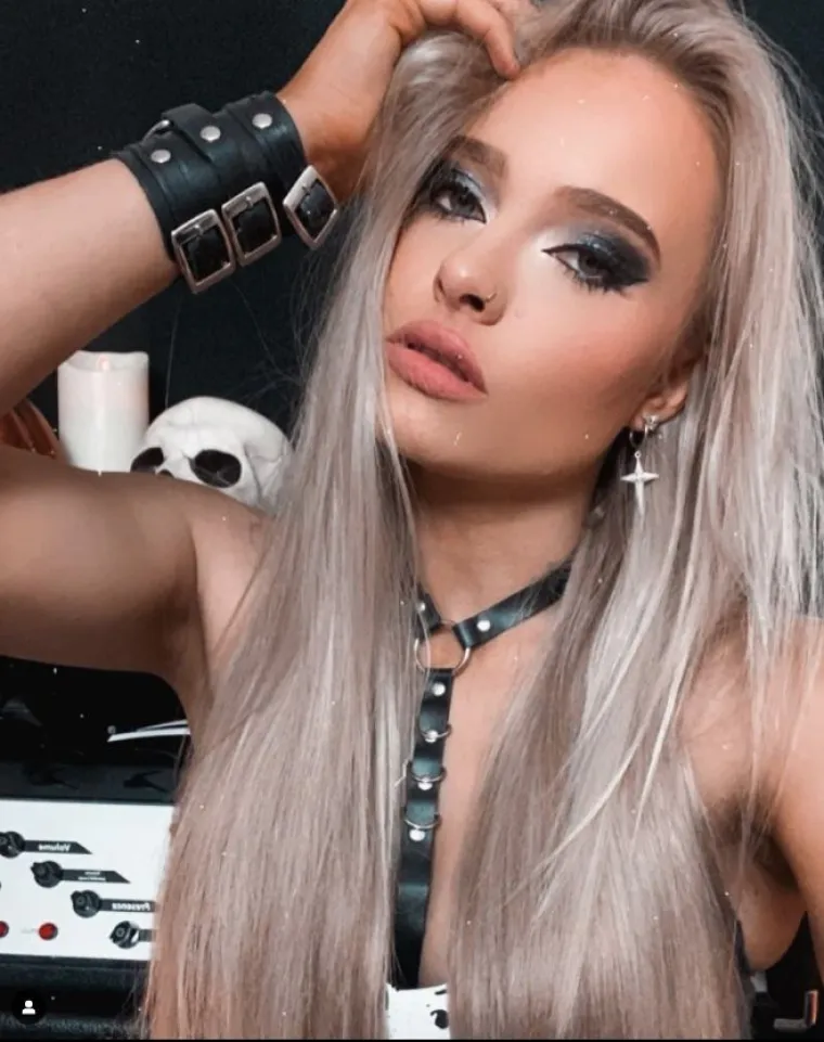 Neki su fanovi tada počeli nagađati da MGK vara Megan sa Sophie. No, lijepa gitaristica je u petogodišnjoj vezi s Christopherom Painterom, zvanim &quot;The Painter&quot;, koji je bubnjar i inženjer zvuka.
