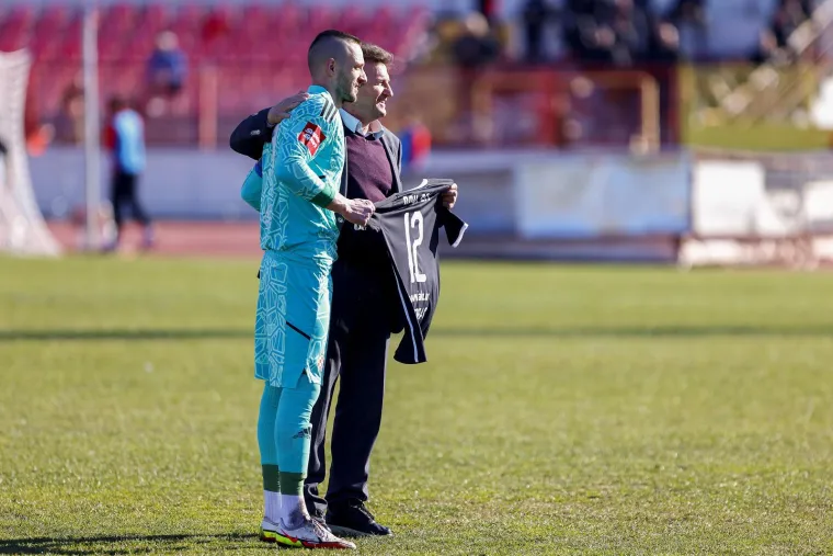 Uoči utakmice bivši vratar Splita i trenutni pričuvni Dinamov čuvar mreže Danijel Zagorac dobio je prigodan poklon povodom utakmice na Parku Mladeži