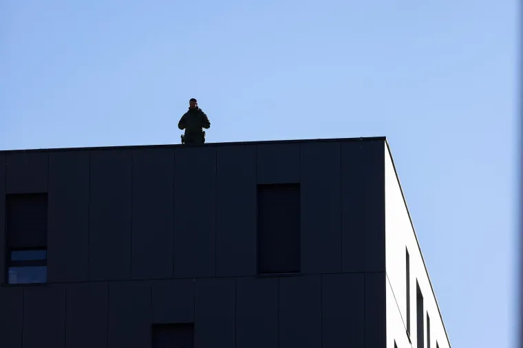 Na jednoj od okolnih zgrada pripadnik specijalne jedinice policije (zelena uniforma), pretpostavljamo slavne jedinice "Batt", poput kakvog Chucka Norrisa sve nagleda s visina jedne od okolnih zgrada. S "battovcima" nema zezancije... 