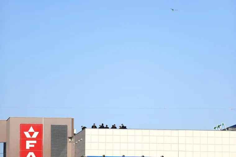 Naravno, s njima je interventna policija. 