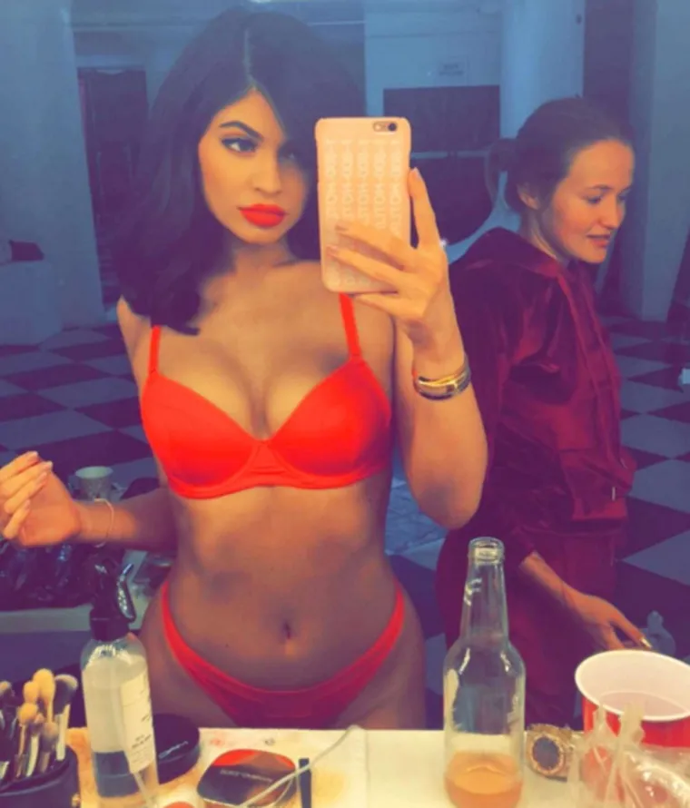 Kim K, Rita Ora, Miley Cyrus, Kendall... Unatoč slomljenim srcima i dalje vole Valentinovo, a provode ga golišave i hot crvenoj