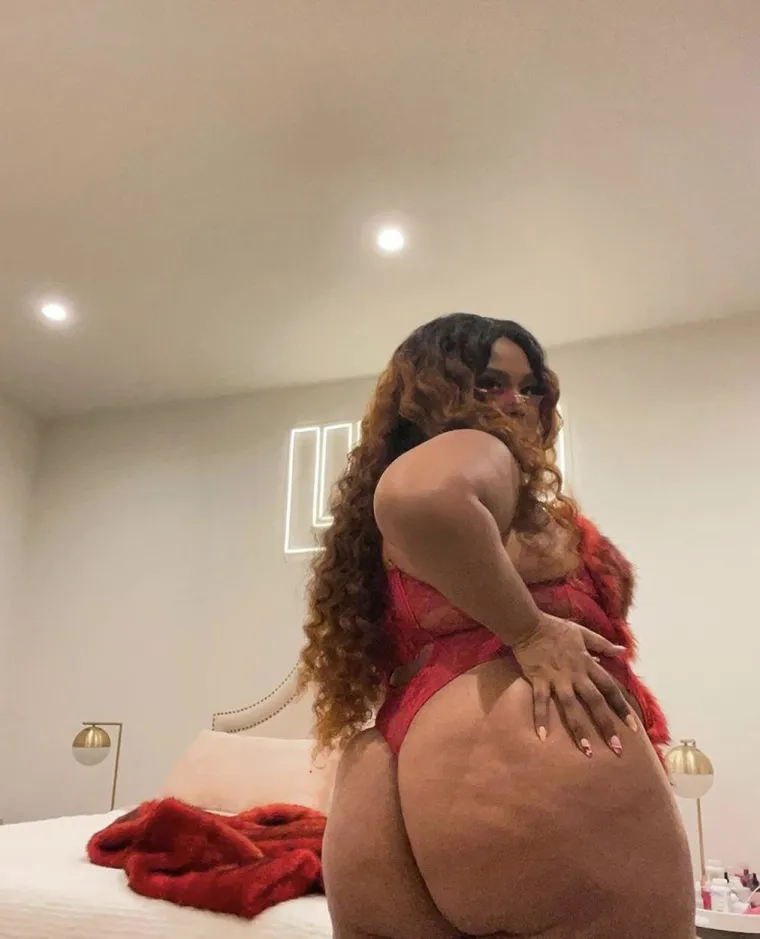 Kim K, Rita Ora, Miley Cyrus, Kendall... Unatoč slomljenim srcima i dalje vole Valentinovo, a provode ga goli&scaron;ave i hot crvenoj