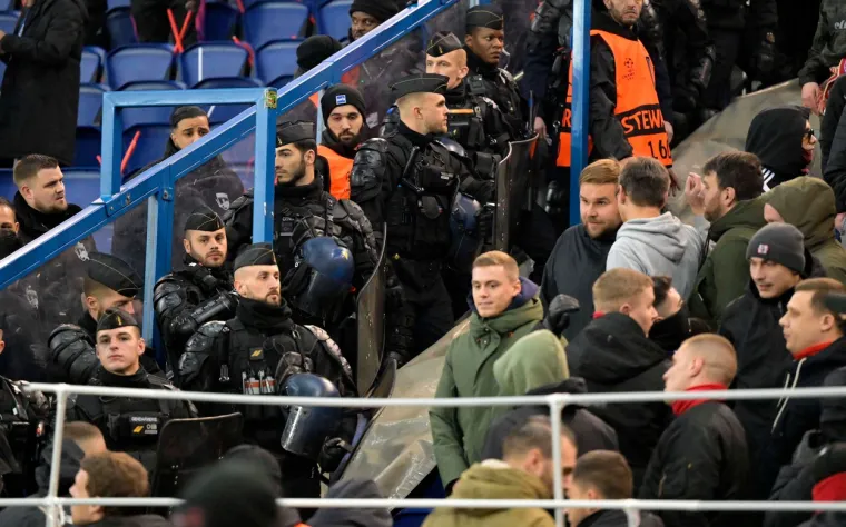 Krš i lom na Parku prinčeva: Izbila velika tučnjava na tribinama, Nijemci istaknuli vulgarnu poruku pa se sukobili s policijom