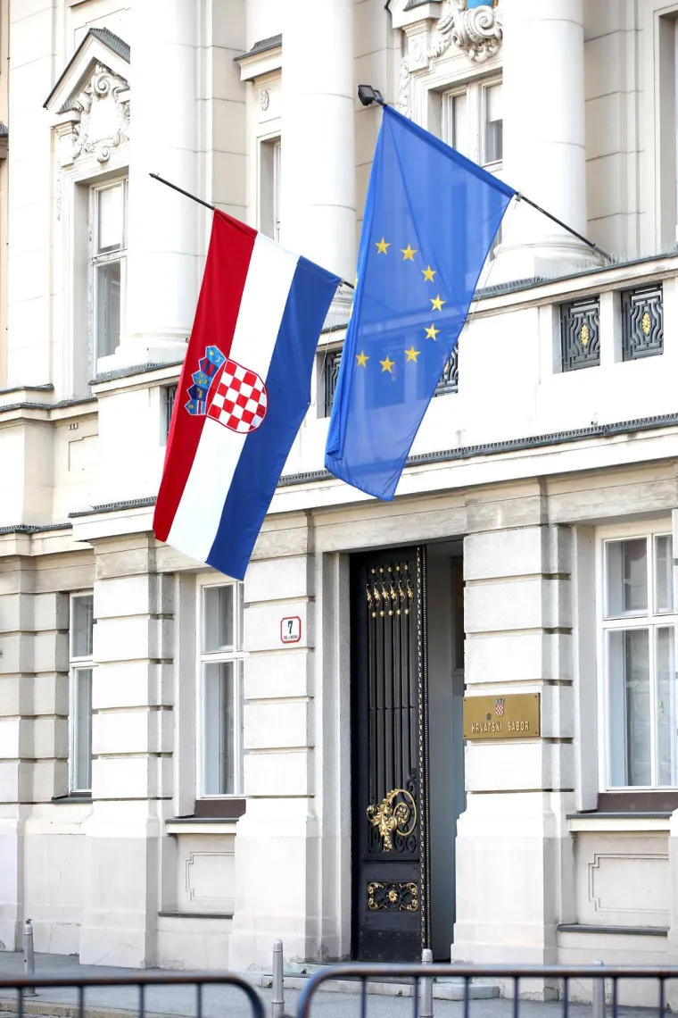 Hrvatska odaje počast Ćiri Blaževiću: Dijem zemlje zastave su spuštene na pola koplja